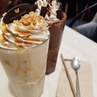 Caramel crunch and chocolate brownie smoothies at Veganerie - Ratchathewi in Bangkok