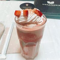 Strawberry cheesecake frappe at Veganerie - Ratchathewi in Bangkok