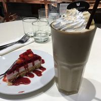 Strawberry cake and smoothie at Veganerie - Ratchathewi in Bangkok
