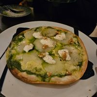 פיצה צמחונית עם פסטו, תפוחי אדמה, גבינה ואגוזים. טעים מאוד, יותר מדי שמנוני at Slow Luck Vegetable Bal in Kanazawa