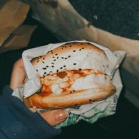 Hambúrguer com cheddar at Ahimsa Burgers in Florianopolis