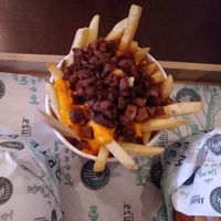 Batata com bacon e cheddar vegetal 💚 at Ahimsa Burgers in Florianopolis