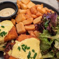 Tofu Benedict

Breaded tofu, smoked tomatoes and kale on an 
English muffin, topped with vegan hollandaise 
sauce. Served with Quebec breakfast potatoes and 
a small green sala at LOV - McGill in Montreal