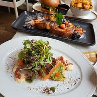 Toast avocat et faux saumon fumé (option végane), pain perdu et cheeseburger at LOV - McGill in Montreal
