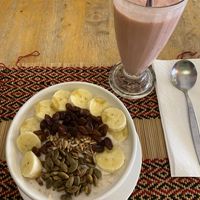 Kokos Porridge & Erdbeere- Bananen Shake   at Vegan Heaven in Chiang Mai