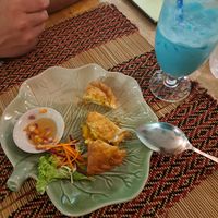 Day waren 3 Samosas als Vorspeise für zwei Personen. Lecker und ausreichend. at Vegan Heaven in Chiang Mai