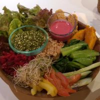 Bowl mit Reis, rohem und gekochtem Gemüse at Sayuri Healing Food in Ubud