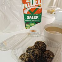 Hazelnut and chocolate cake balls at Vegan Istanbul in Istanbul