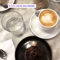 Muffin du jour and cappuccino with cashew drink at Judy in Paris