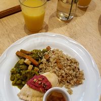 - samosas of vegetable protein, courgette and tomato rustico and beetroot paste
- palak paneer with spinach and basil 
- rice, peanut and leek
- apple chutney at Mantra Gastronomia e Arte in Porto Alegre