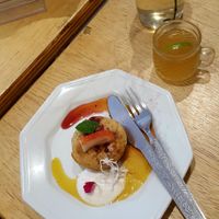 - fruit cupcake with orange zest
- mint, basil, honey and spices tea at Mantra Gastronomia e Arte in Porto Alegre