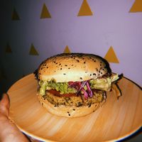 Tele entrega de hambúrguer  at Mantra Gastronomia e Arte in Porto Alegre