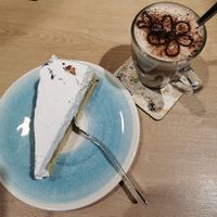 Apfel-Schmandkuchen mit veganer heißer Schokolade   at Cafe Jolie in Regensburg