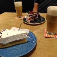 Vorne Apfelschmand, hinten Beerentorte, natürlich vegan at Cafe Jolie in Regensburg