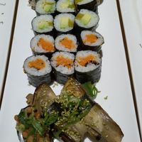 Vorne: Natto Gunkan (fermentierte Sojabohnen) und Nasubi Nigiri (Aubergine), Oben: Süßkartoffel-Maki und Avocado/Rettich-Maki at MakiMaki Sushi Green in Cologne