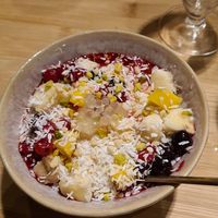 Chia Pudding mit Joghurt und Obst at MakiMaki Sushi Green in Cologne