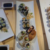 mixed platter of sushi, sushi with avocado and the sweet honey sushi dish at MakiMaki Sushi Green in Cologne