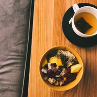 Cup of green tea and açaí bowl at Coffee&Cake in Zadar