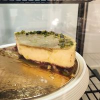 Tarta de pistacho vegana at Sweet36 in Madrid