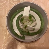 Rosa di cetriolo feta basilico e limone con hummus di ceci alla spirulina at Gambrinus in San Polo Di Piave