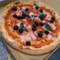 Olivová pizza at Chutnej in Vinohrady