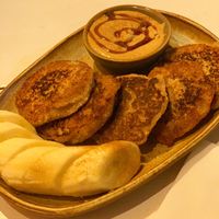 Panquequinhas sem glúten com banana, pasta de amendoim e melado  at Cafe Bizarro in Itacare