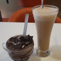 Chocolat chaud aux Oreo et café frappé au beurre de cacahuète at 1o9 Cafe in Udaipur