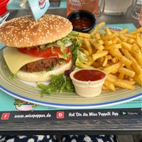 Veganer Quinoa Schwarzer Bohnen Burger  at Miss PeppeR in Barsbuettel