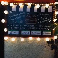 Cartel resumiendo las opciones veganas at By Valeria in Santa Maria