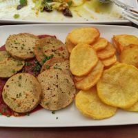 Seitan casero con patatas fritas y salsa de tomate at El Almirez in Aranjuez