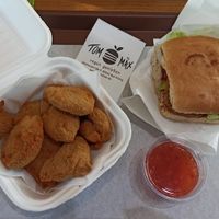Classic Burger und Nuggets mit sweet-chili Dip at Tom & Mäx in Bad Aibling