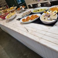 Many dishes at DaTerra - Bom Sucesso Markt in Porto