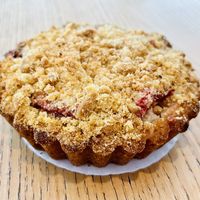A pear and raspberry crumble   at DaTerra - Bom Sucesso Markt in Porto