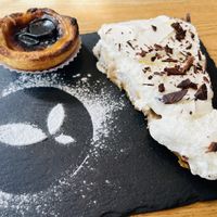 A Pastéis de Nata and a banoffee pie  at DaTerra - Bom Sucesso Markt in Porto