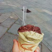 Pistachio and gianduja ice cream at Vanilla - Creams & Fruits in Turin