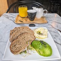 Vegan breakfast with tea and fresh 🍊 juice at Kaffabar in Brussels