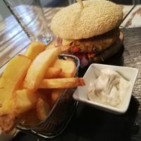 Grünkern Cheese Burger mit Home Fries und Mayonnaise at Veggiezz - Alserbachstr in Vienna