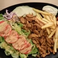 Vegadöner-Teller mit Kräuter-Knoblauchsoße und luftfrittierten Pommes at Veganel in Nuremberg