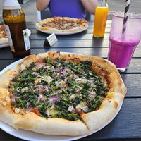 Pizza Spinaci und Dragon Fruit Smoothie at Veganel in Nuremberg