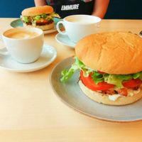 Jackfruit and BBQ burgers, along with cappuccino and chai latte at Veganel in Nuremberg