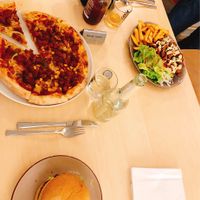 Mexican pizza, vegöner und chezz burger  at Veganel in Nuremberg