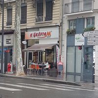 L'extérieur avec quelques places assises. at Cigköftem in Lyon