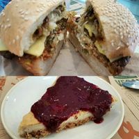 Mexican burger and Cheesecake at Cebrian in Zaragoza