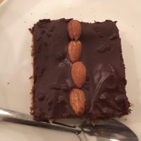 Postre de chocolate y caramelo at Luv Burger in Nosara