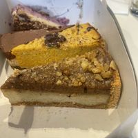 Bosvruchten, bounty, pompoen sinaasappel en zoute karamel taartjes 🍰   at Margot Maakt 't in Utrecht