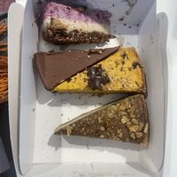 Bosvruchten, bounty, pompoen sinaasappel en zoute karamel taartjes 🍰   at Margot Maakt 't in Utrecht