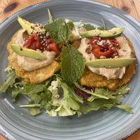Patacon: base di platano fritto con hummus, peperoni, avocado e semi!   at Aqui y Ahora  in Lanzarote