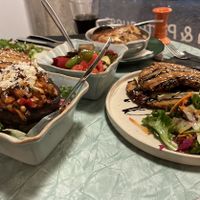 Hamburguesa vegetariana y otros platos para cena at Raiz in Porto