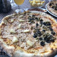 Pizza vegana. Margarita, yo he añadido piña y olivas. Muy recomendable at Pizza Paco in Barcelona