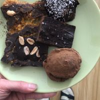 Snickers, bounty, salted caramel, caramel kakao at Karu Talu Šokolaad  in Tallinn